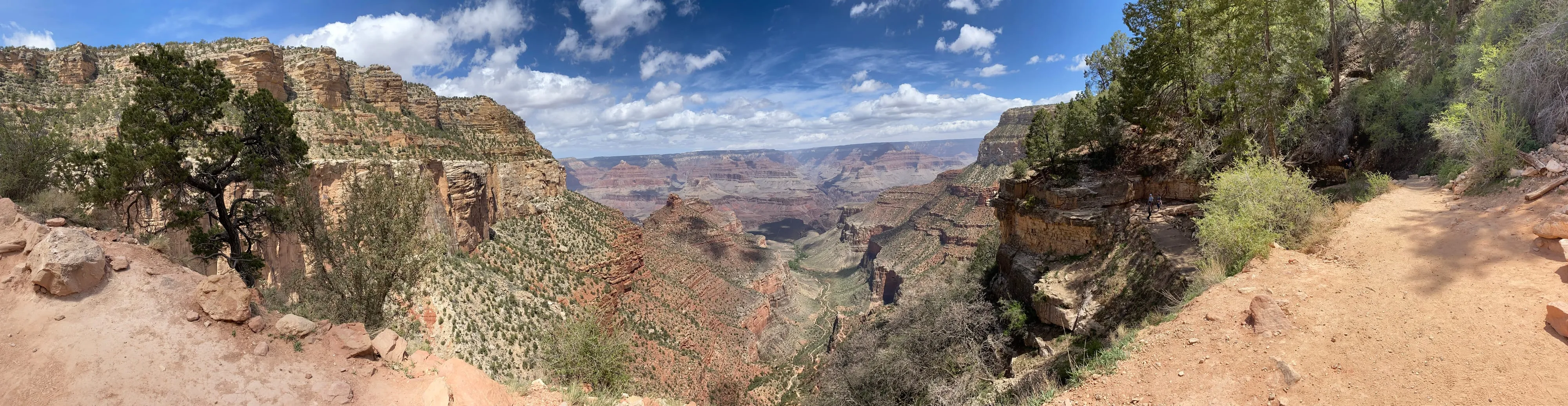 Panoramic view of the Grand Canyon from the Bright Angel Trail