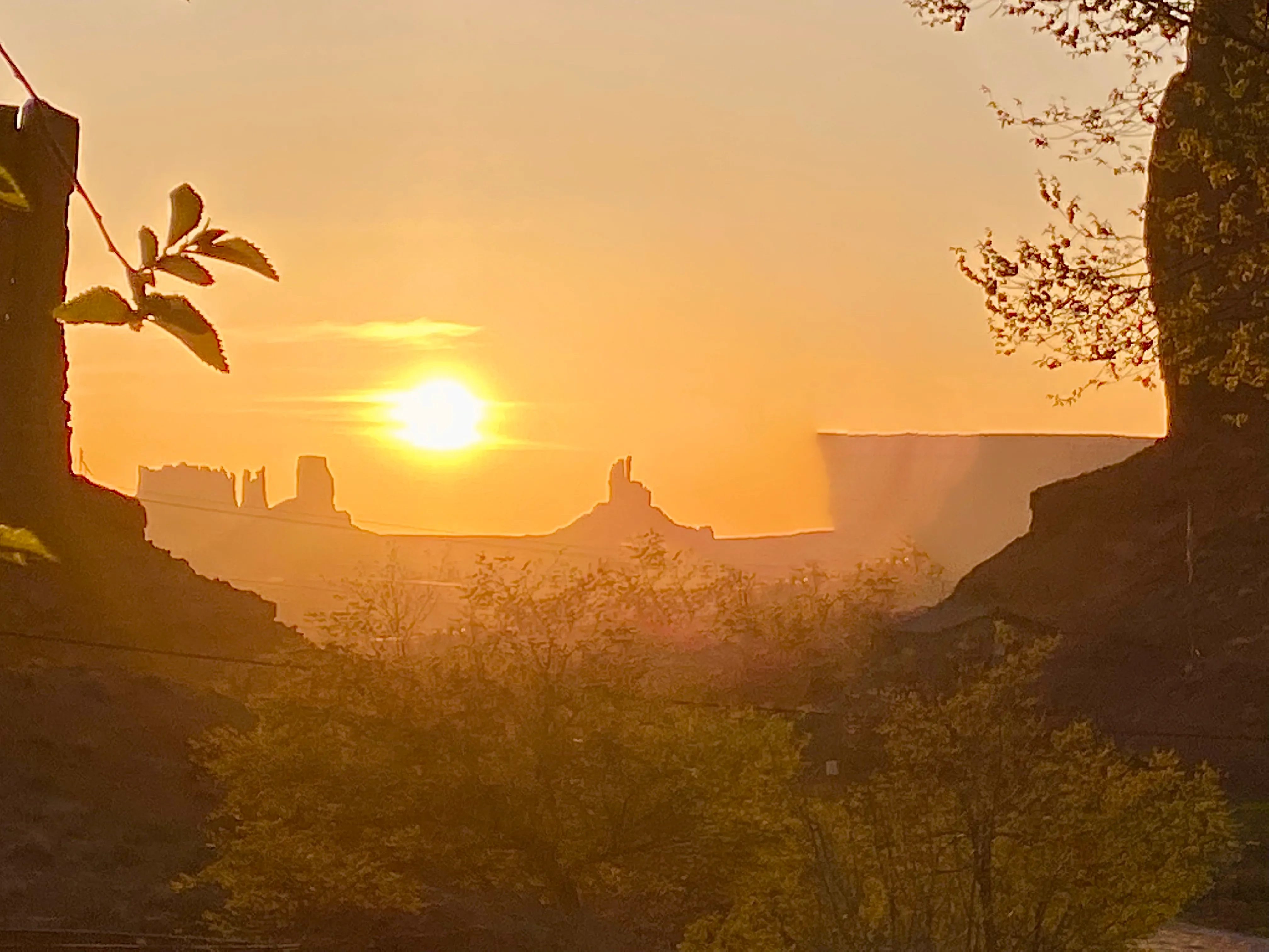 Sunset over the mesas of Monument Valley seen from Goulding’s Resort
